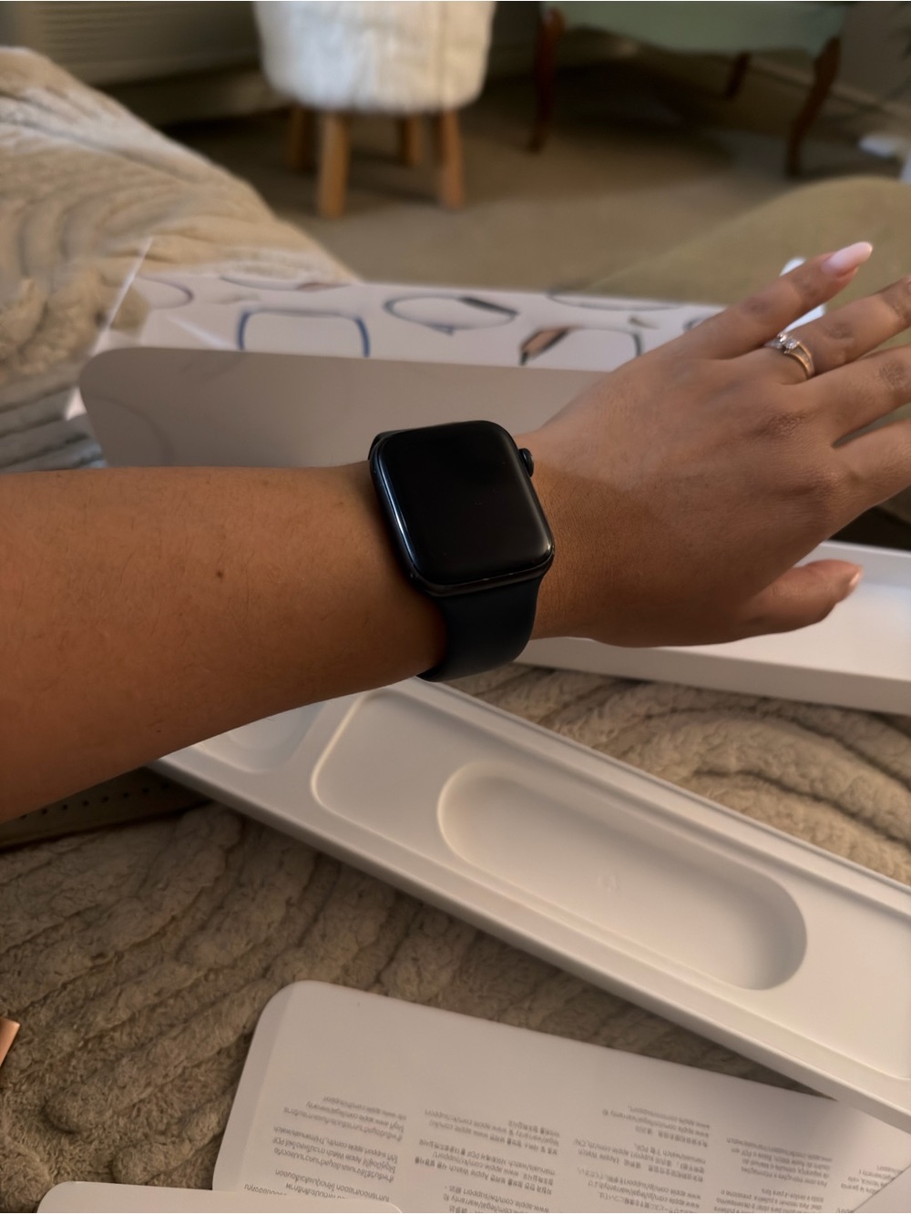 Apple Watch SE 44mm Space Gray Aluminum -Midnight Sport Band (no charger) - Picture 5 of 10